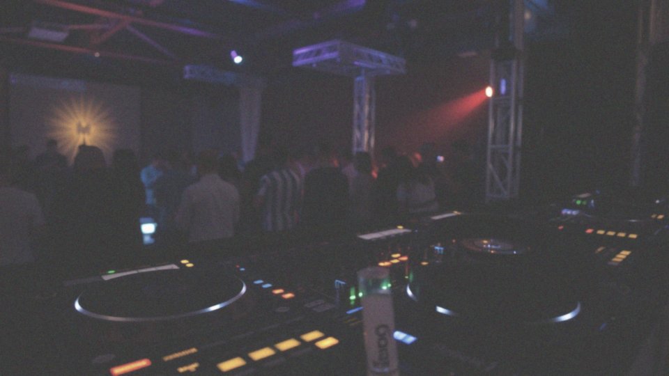 Jakie czynniki mogą podnieść koszt wynajmu DJ-a?