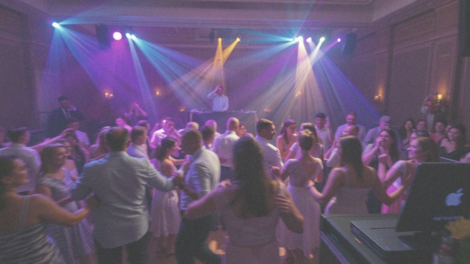 W jaki sposób DJ wpływa na atmosferę wesela?